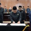 Ketua DPRD Kota Bekasi Sardi Efendi menandatangani kesepakatan Perda Penyertaan Modal BUMD.