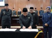 Ketua DPRD Kota Bekasi Sardi Efendi menandatangani kesepakatan Perda Penyertaan Modal BUMD.