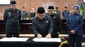 Ketua DPRD Kota Bekasi Sardi Efendi menandatangani kesepakatan Perda Penyertaan Modal BUMD.