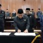 Ketua DPRD Kota Bekasi Sardi Efendi menandatangani kesepakatan Perda Penyertaan Modal BUMD.
