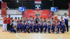 Wakil Wali Kota Bekasi Abdul Harris Bobihoe berfoto bersaa para atlet basket remaja.