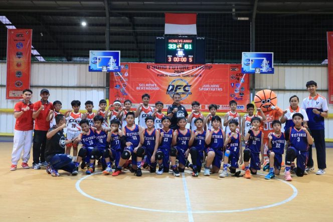 
					Wakil Wali Kota Bekasi Abdul Harris Bobihoe berfoto bersaa para atlet basket remaja.
