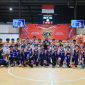 Wakil Wali Kota Bekasi Abdul Harris Bobihoe berfoto bersaa para atlet basket remaja.