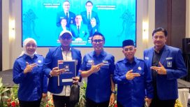 Pengurus DPD Kota Bekasi saat menerima SK