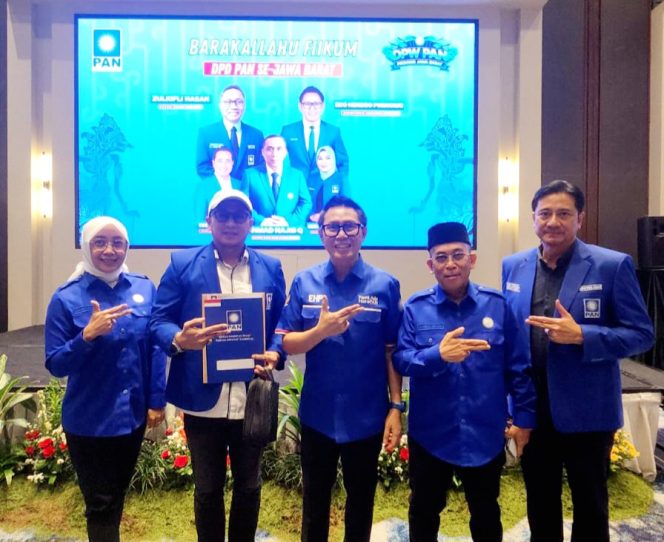 
					Pengurus DPD Kota Bekasi saat menerima SK