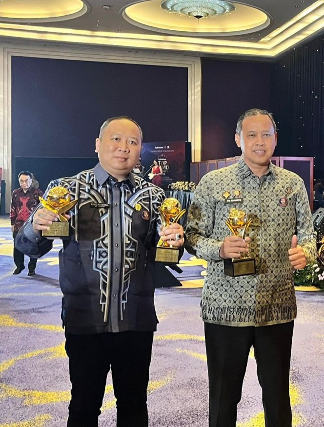 
					Dirut PTMP bersama Walikota Bekasi saat menerima penghargaan