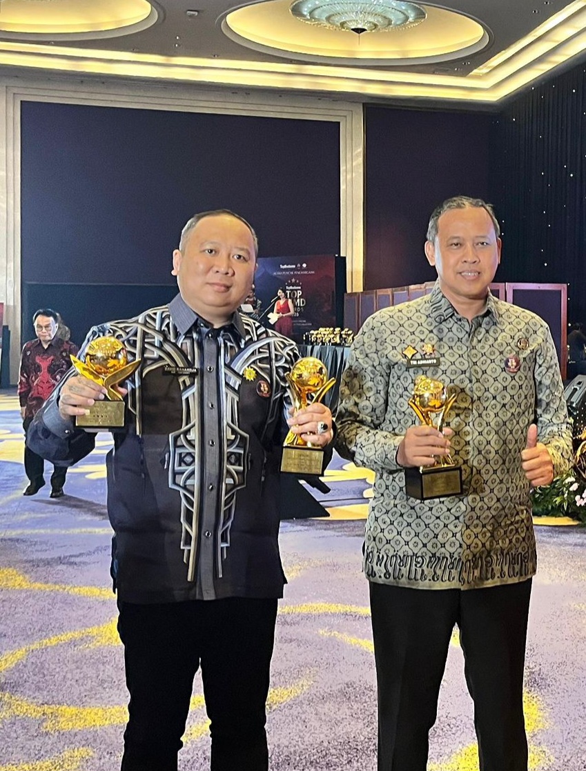Dirut PTMP bersama Walikota Bekasi saat menerima penghargaan
