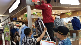 Bidang wasdal saat menyegel WP dikawasan pusat perbelanjaan di Bekasi selatan