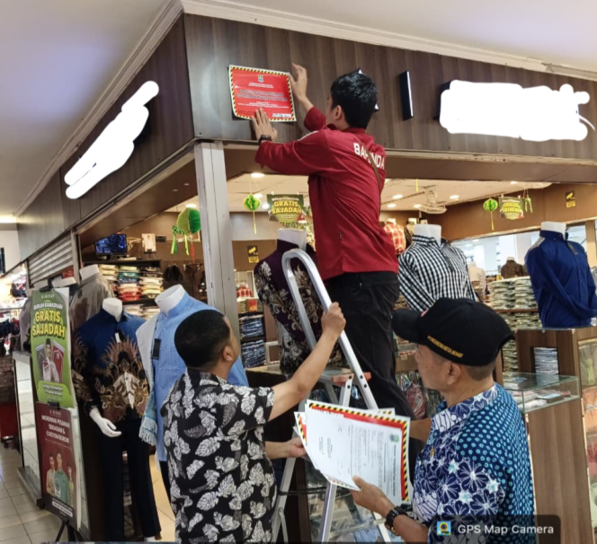 
					Bidang wasdal saat menyegel WP dikawasan pusat perbelanjaan di Bekasi selatan