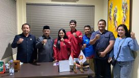 Atlet Muaythai Kota Bekasi bersama wakil walikota Bekasi Abdul Harris Bobihoe serta Katua Harian pengcab Muaythai Kota Bekasi yang juga Sekretaris Ketua Komisi IV DPRD Kota Bekasi R. Eko Setyo Pramono