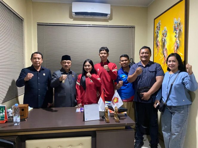 
					Atlet Muaythai Kota Bekasi bersama wakil walikota Bekasi Abdul Harris Bobihoe serta Katua Harian pengcab Muaythai Kota Bekasi yang juga Sekretaris Ketua Komisi IV DPRD Kota Bekasi R. Eko Setyo Pramono