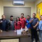 Atlet Muaythai Kota Bekasi bersama wakil walikota Bekasi Abdul Harris Bobihoe serta Katua Harian pengcab Muaythai Kota Bekasi yang juga Sekretaris Ketua Komisi IV DPRD Kota Bekasi R. Eko Setyo Pramono