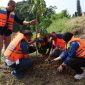 Wawali Bekasi Abdul Harris Bobihoe saat menanam pohon dipinggiran kali Bekasi