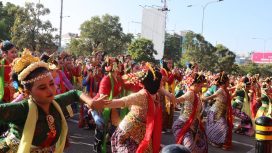 Ribuan penari saat melakukan aksi tarian