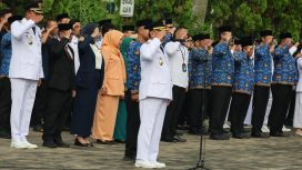 Wawali Bekasi Abdul Harris Bobihoe saat memimpin apel 