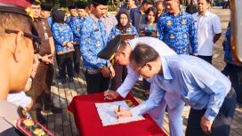 Ketua KONI Kota Bekasi yang juga Walikota Bekasi saat melakukan MoU dengan Rumah Sakit yang ada di Kota Bekasi