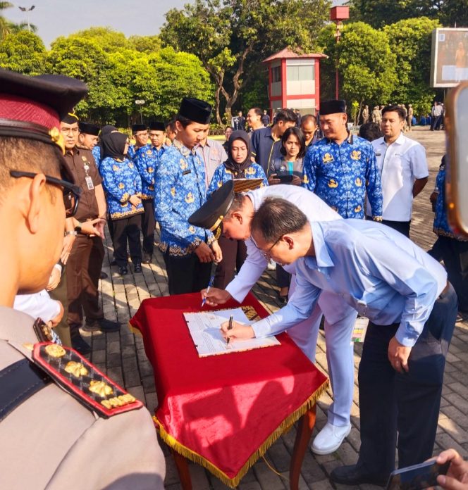 
					Ketua KONI Kota Bekasi yang juga Walikota Bekasi saat melakukan MoU dengan Rumah Sakit yang ada di Kota Bekasi