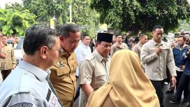 Presiden Prabowo saat menyambangi RSUD CAM didampingi Wali Kota Bekasi Tri Adhianto