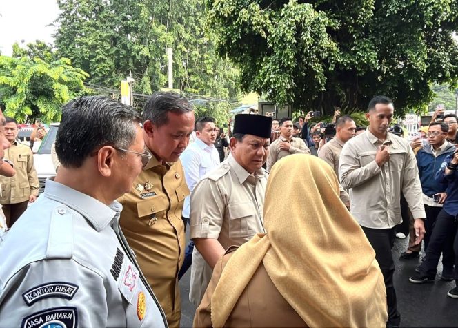 
					Presiden Prabowo saat menyambangi RSUD CAM didampingi Wali Kota Bekasi Tri Adhianto