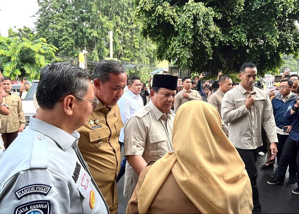 Presiden Prabowo saat menyambangi RSUD CAM didampingi Wali Kota Bekasi Tri Adhianto