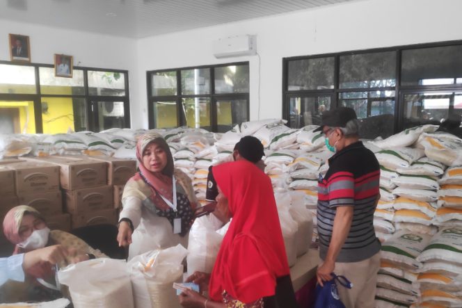 
					Warga Kecamatan Jatisampurna Dapat Bansos Beras dan Minyak Goreng