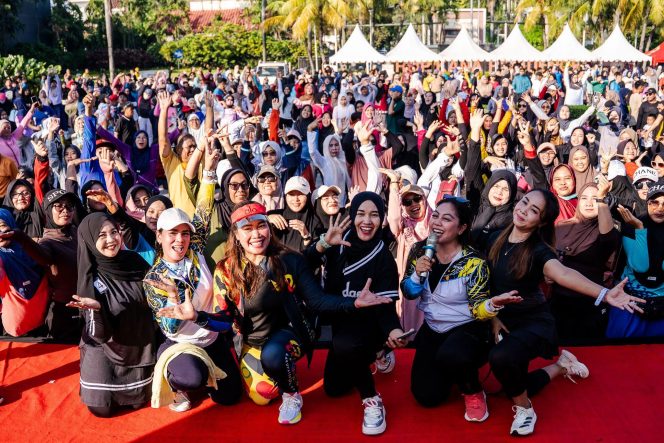 
					Antusias warga saat memperingati Hari Bumi di CFD Jababeka
