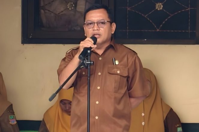 
					Pelaksana Tugas (Plt) Kepala SMPN 1 Cikarang Timur, Imam,