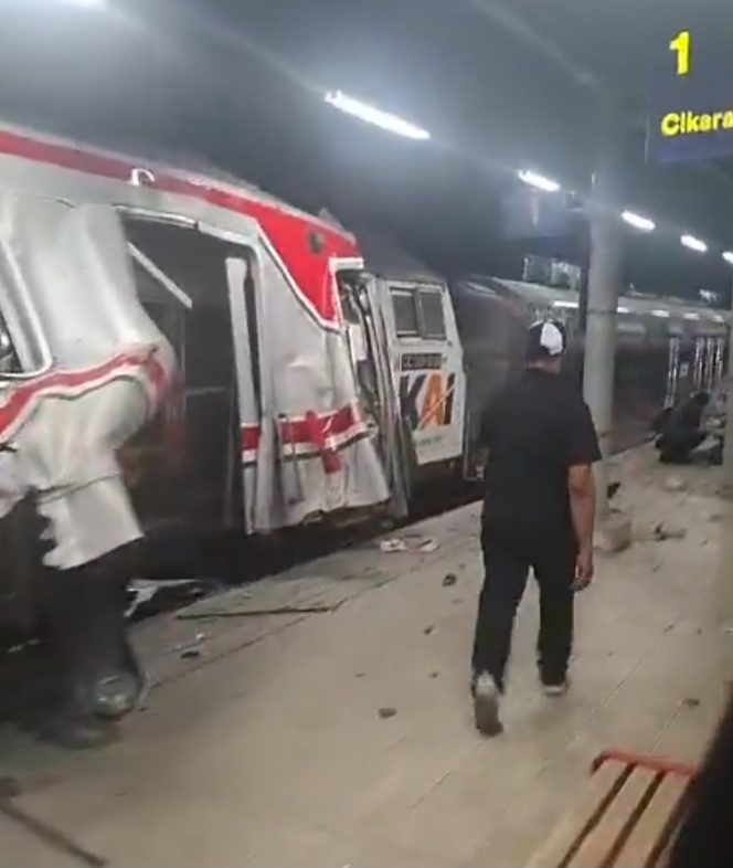 
					Tabrakan KA Argo Bromo Anggrek dengan KRL