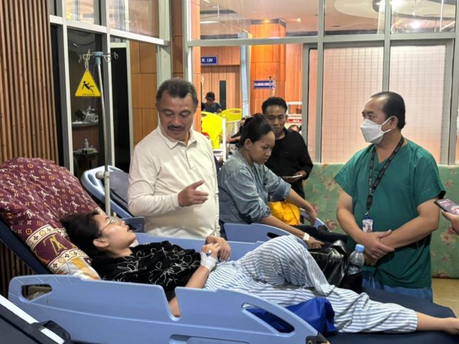 
					Wawali Harris Bobihoe jenguk para korban di RSUD CAM