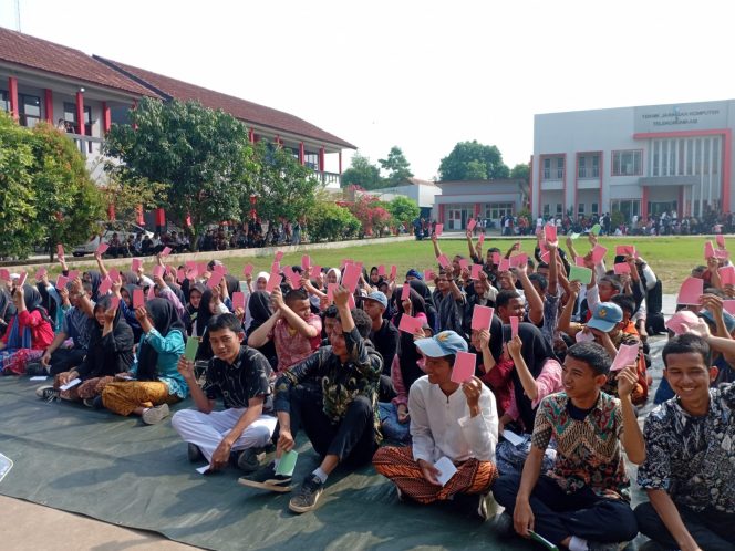 
					Kemeriahan siswa SMKN 15 Kota Bekasi dalam memperingati Hari Kartini.