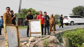 Peninjauan jalan amblas oleh Plt Bupati Bekasi Asep Surya Atmaja.