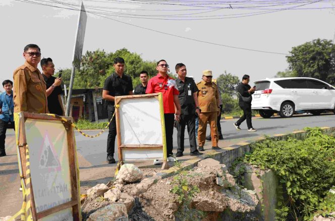 
					Peninjauan jalan amblas oleh Plt Bupati Bekasi Asep Surya Atmaja.