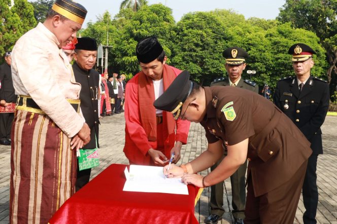 
					Penandatangan Komitmen Pemkot Bekasi dengan Kejari terkait SPMB bersih dan Transparan