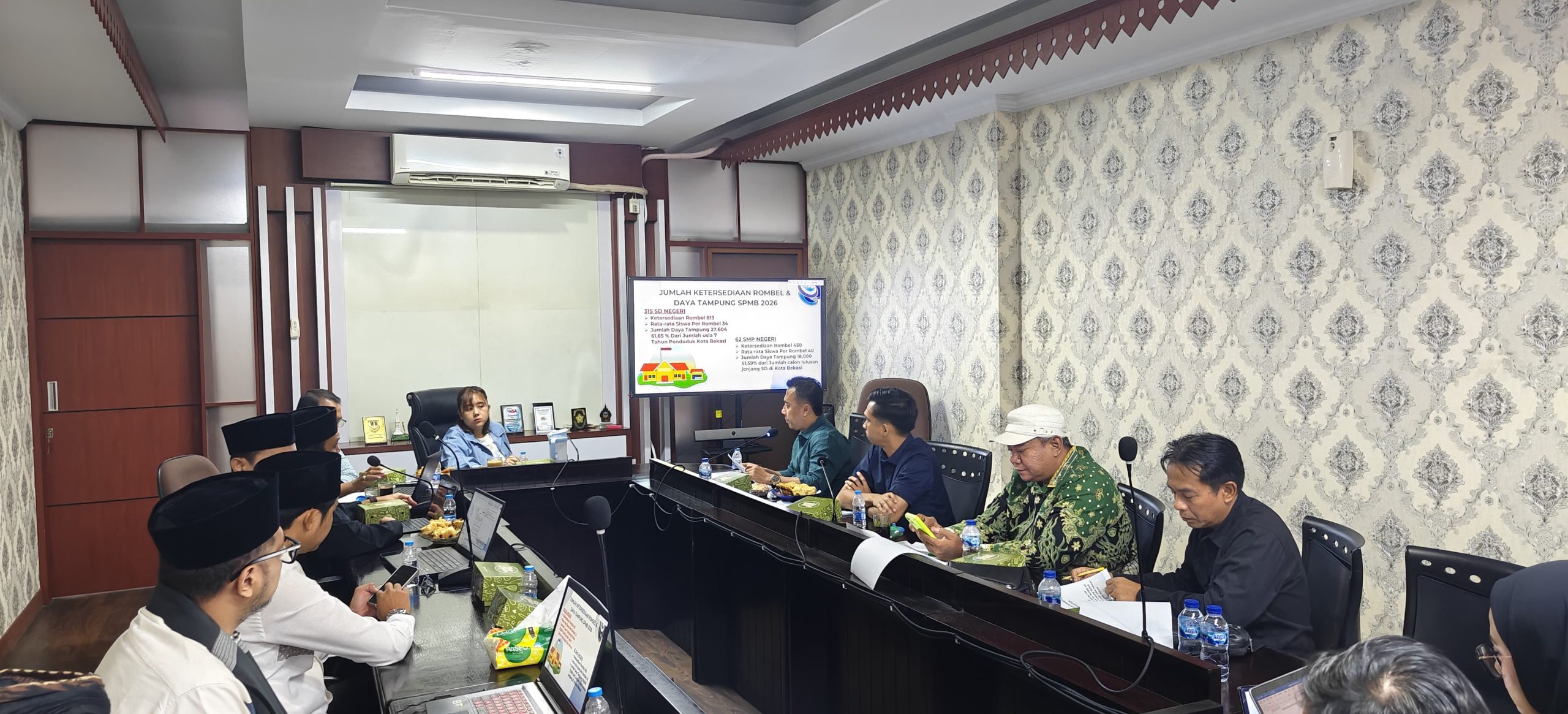 Komisi IV saat rapat dengan Disdik