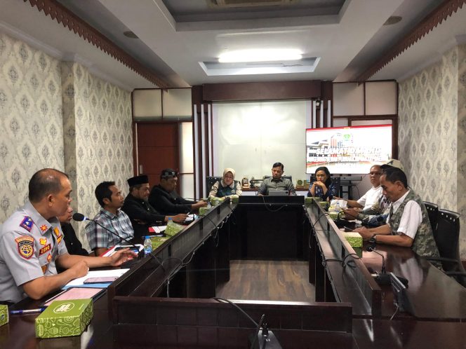 
					Komisi II saat rapat dengan mitra OPD