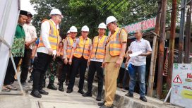 Walikota Bekasi bersama dirut PTMP saat mengecek kesiapan proyek kabel bawah tanah