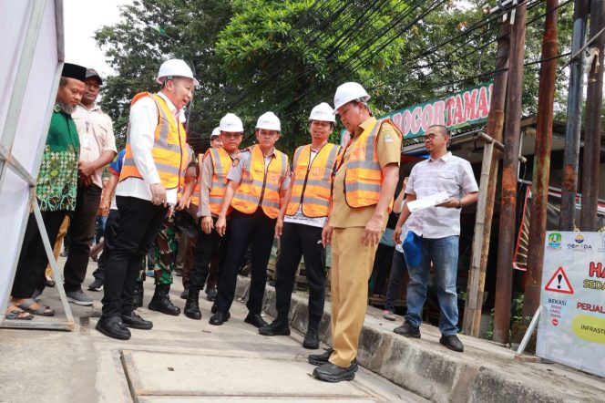
					Walikota Bekasi bersama dirut PTMP saat mengecek kesiapan proyek kabel bawah tanah