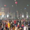 Suasana di plaza patriot candrabhaga saat pertunjukan balon terbang