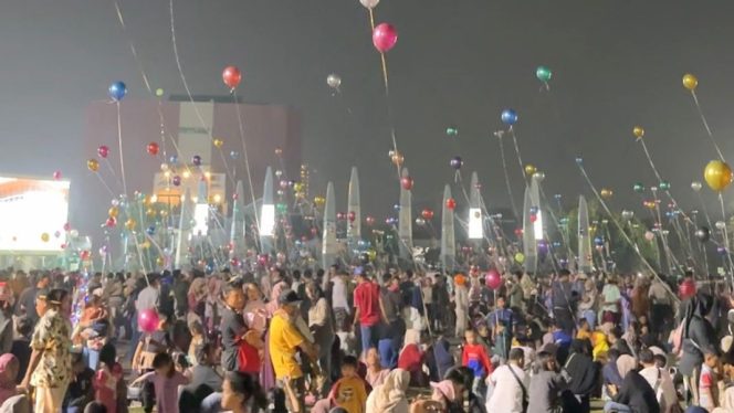 
					Suasana di plaza patriot candrabhaga saat pertunjukan balon terbang