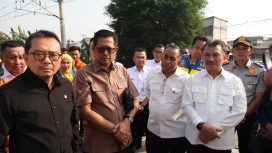 Anggota DPR RI Sudjatmiko saat meninjau stasiun Bekasi timur