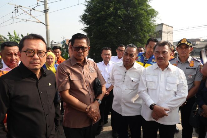 
					Anggota DPR RI Sudjatmiko saat meninjau stasiun Bekasi timur