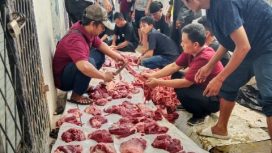 Anggota DKM Al Khairat DPRD Kota Bekasi saat melakukan kegiatan penyembelihan kurban