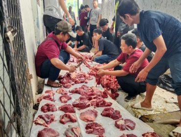 Anggota DKM Al Khairat DPRD Kota Bekasi saat melakukan kegiatan penyembelihan kurban