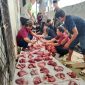 Anggota DKM Al Khairat DPRD Kota Bekasi saat melakukan kegiatan penyembelihan kurban