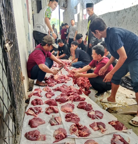 Anggota DKM Al Khairat DPRD Kota Bekasi saat melakukan kegiatan penyembelihan kurban