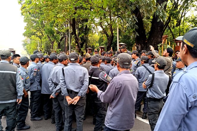 
					Puluhan Linmas Geruduk Pemda Diduga Kasatpol PP Kota Bekasi Singgung Kinerja Linmas Kelurahan