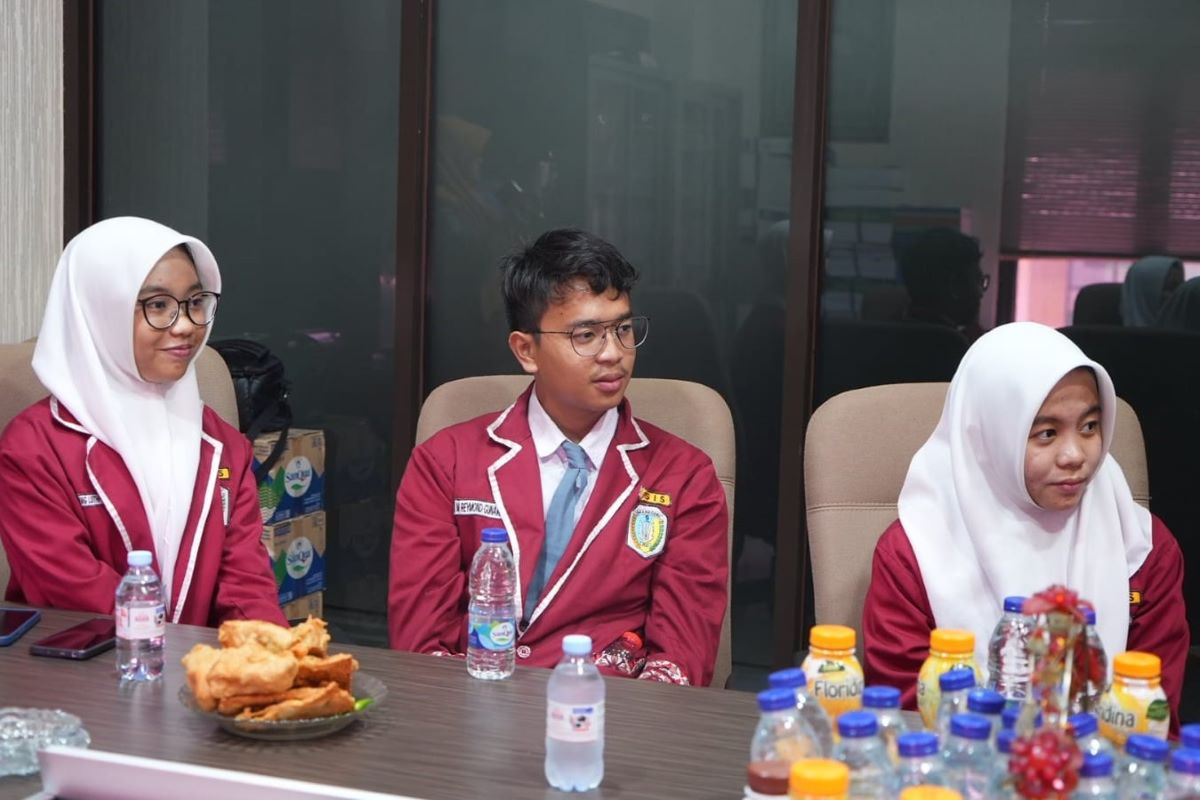 Siswa SWMAN 9 Kota Bekasi saat melakukan audiensi dengan Anggota DPRD Kota Bekasi.