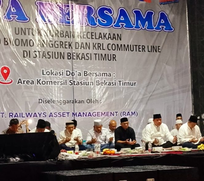 
					Acara doa bersama mengenang tragedi kecelakaan kereta Api di Bekasi Timur