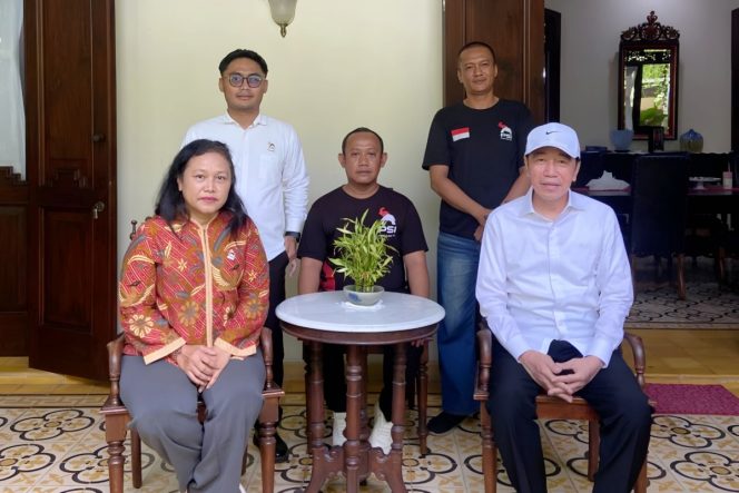 
					Politisi PSI Yenny Kristianti saat bersilaturahmi ke kediaman Presiden ke-7 Ri, Joko Widodo di Solo, Jawa Tengah.