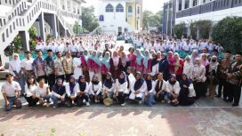 Foto bersama pelepasan siswa Kelas XII SMAN 6 Tambun Selatan.